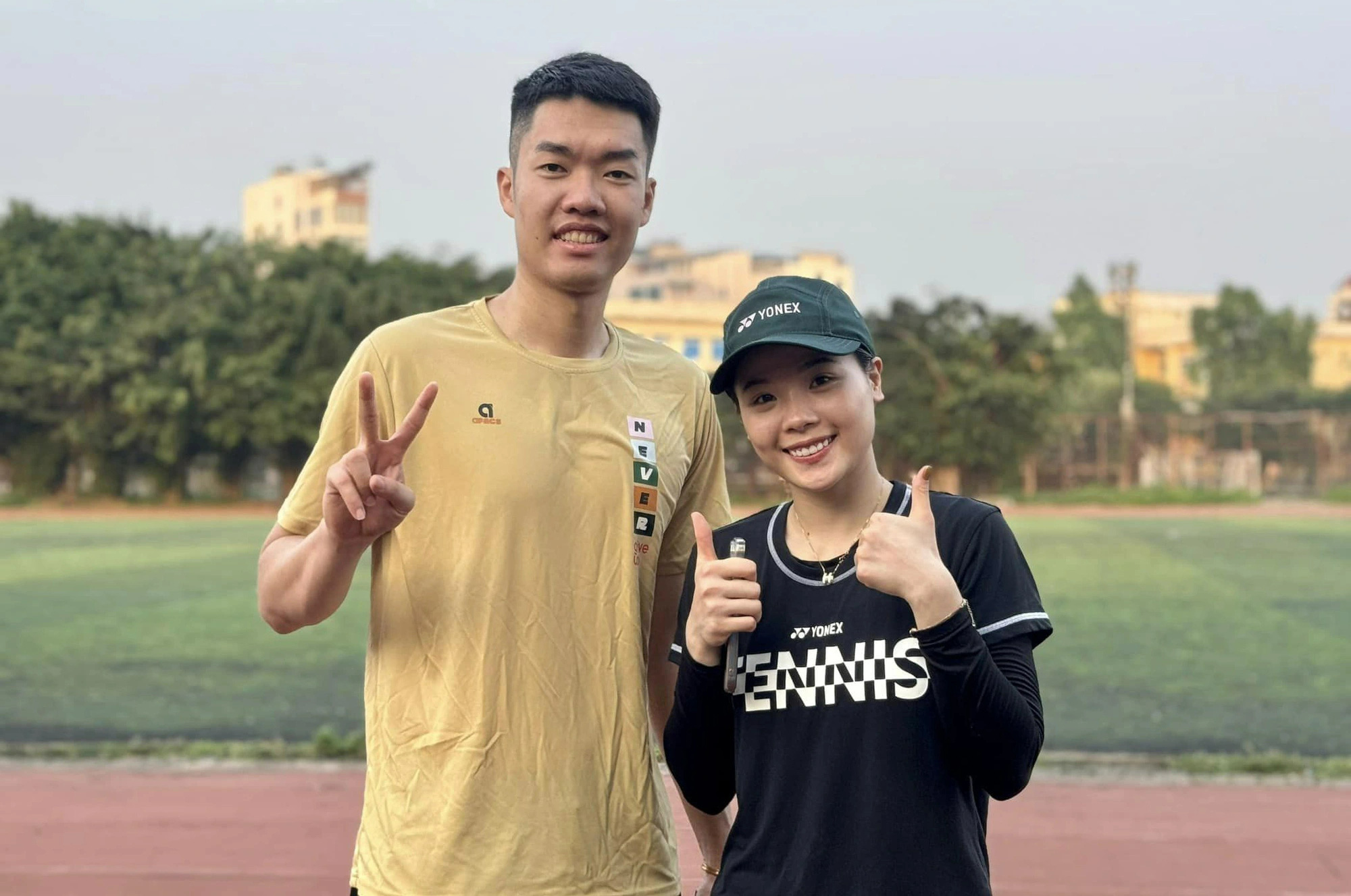 更是